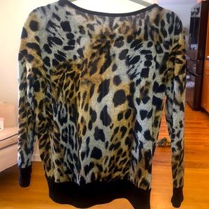 Beautiful leopard print light sweater.